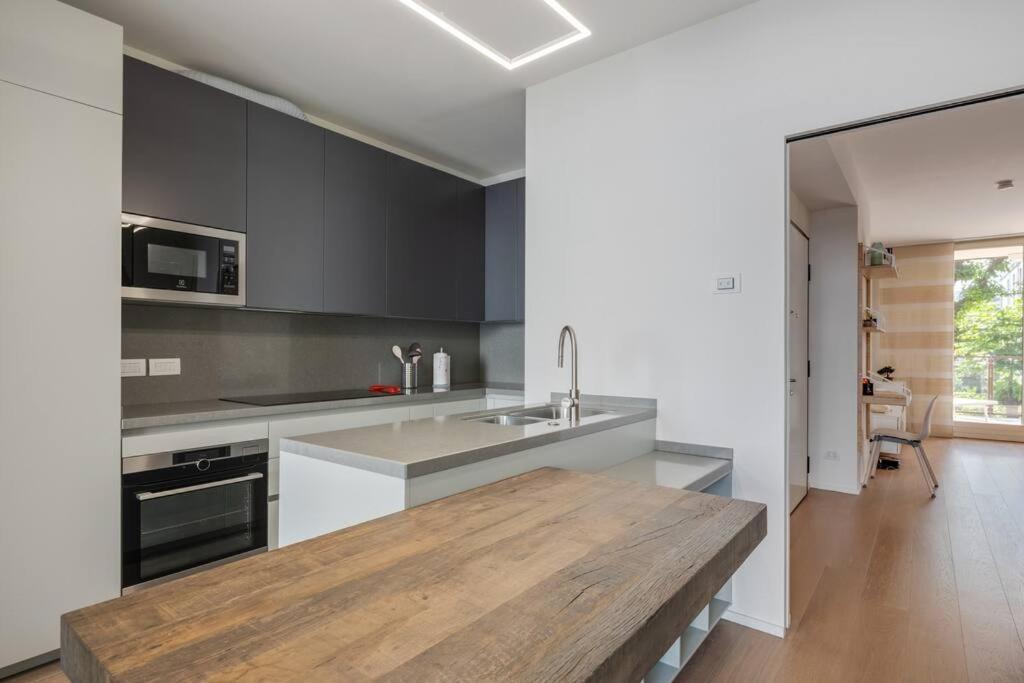 Easylife - Modern And Spacious Apt In Fiera City Life Милан Экстерьер фото
