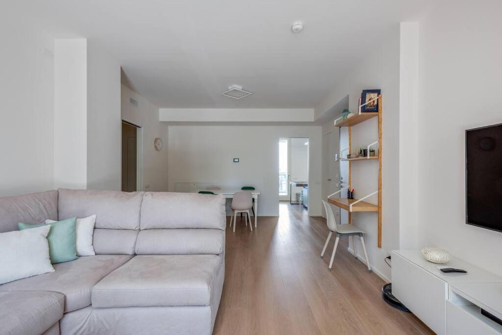 Easylife - Modern And Spacious Apt In Fiera City Life Милан Экстерьер фото