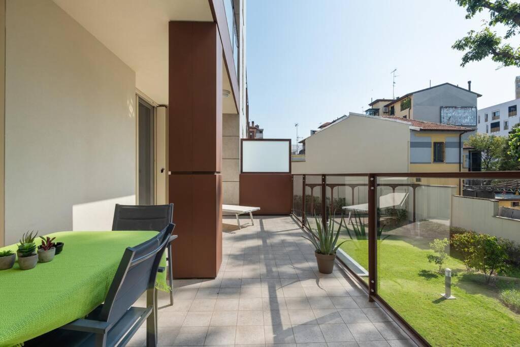 Easylife - Modern And Spacious Apt In Fiera City Life Милан Экстерьер фото