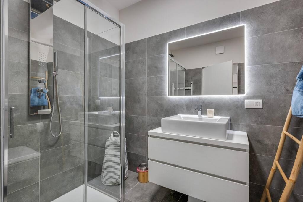 Easylife - Modern And Spacious Apt In Fiera City Life Милан Экстерьер фото