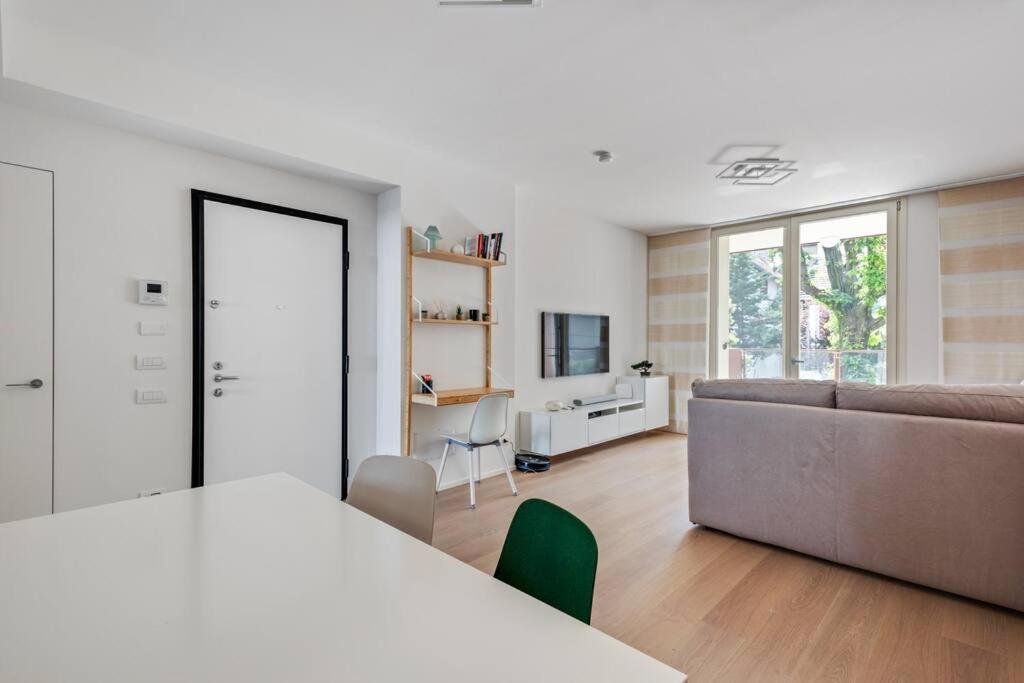 Easylife - Modern And Spacious Apt In Fiera City Life Милан Экстерьер фото
