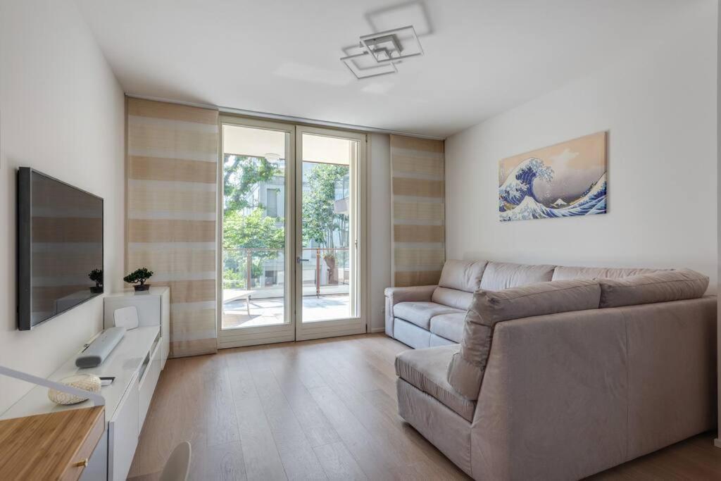 Easylife - Modern And Spacious Apt In Fiera City Life Милан Экстерьер фото