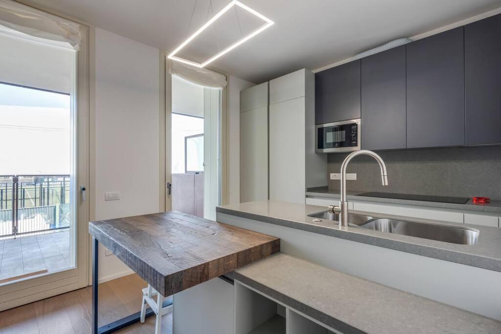 Easylife - Modern And Spacious Apt In Fiera City Life Милан Экстерьер фото