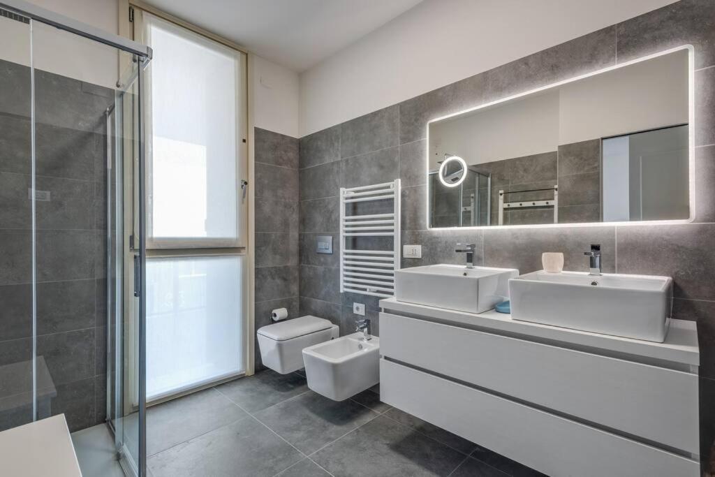 Easylife - Modern And Spacious Apt In Fiera City Life Милан Экстерьер фото
